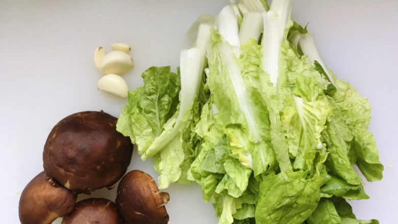 香菇炒青菜,所有用到的食材都在这里了;