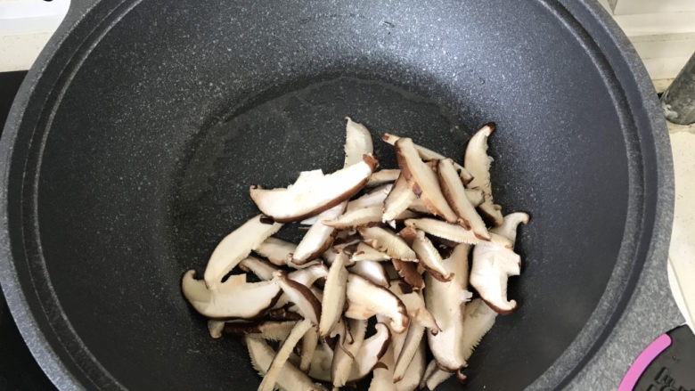 香菇炒青菜,起锅烧油放入香菇片;