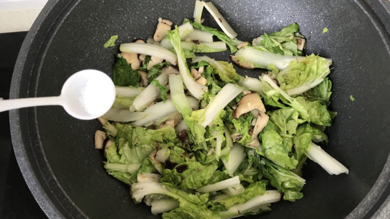 香菇炒青菜,加适量的盐调味;