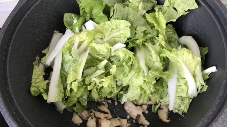 香菇炒青菜,放入青菜;