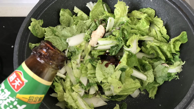 香菇炒青菜,倒一点蚝油;