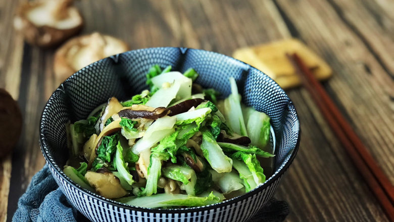 香菇炒青菜,这道菜清爽解腻,富含膳食纤维,营养丰富,适合一日三餐食用。