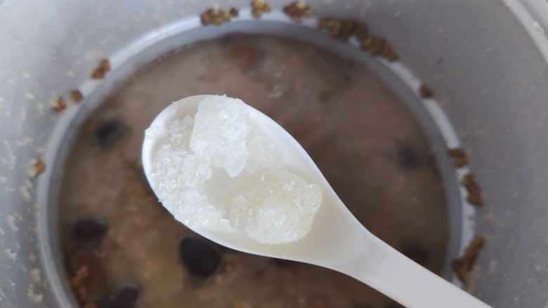 绿豆小米粥,煮好之后,待可以打开锅盖,加适量冰糖(如果你不喜欢吃甜的,这一步可以省略)