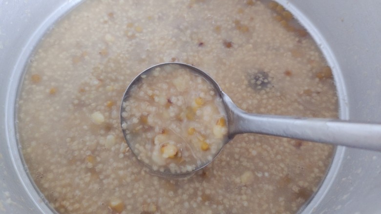 绿豆小米粥,开小火,搅拌至冰糖融化,即可