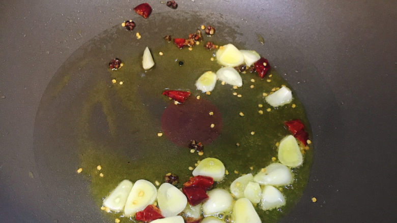香菇炒青菜,起锅烧油下蒜片、干辣椒、花椒,炒出香味