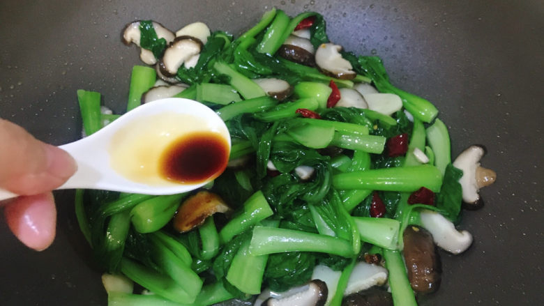 香菇炒青菜,下焯好的香菇青菜,加一勺<a style='color:red;display:inline-block;' href='/shicai/ 788'>生抽</a>