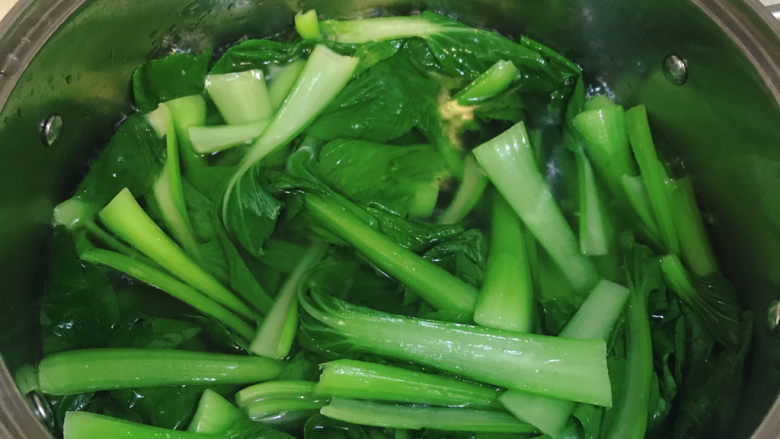 香菇炒青菜,水开加几滴食用油,一勺盐,下青菜焯两分钟,颜色变的翠绿,捞出备用。