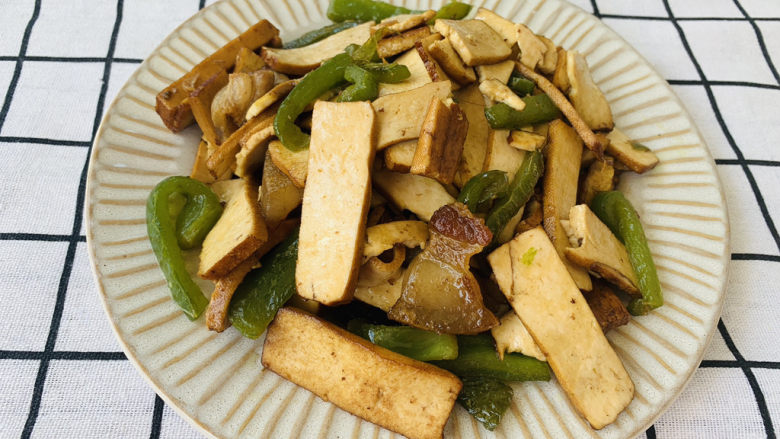 无敌下饭之青椒炒香干,五花肉真是个好食材呀,爱吃的小伙伴可以多放点一起炒,更美味