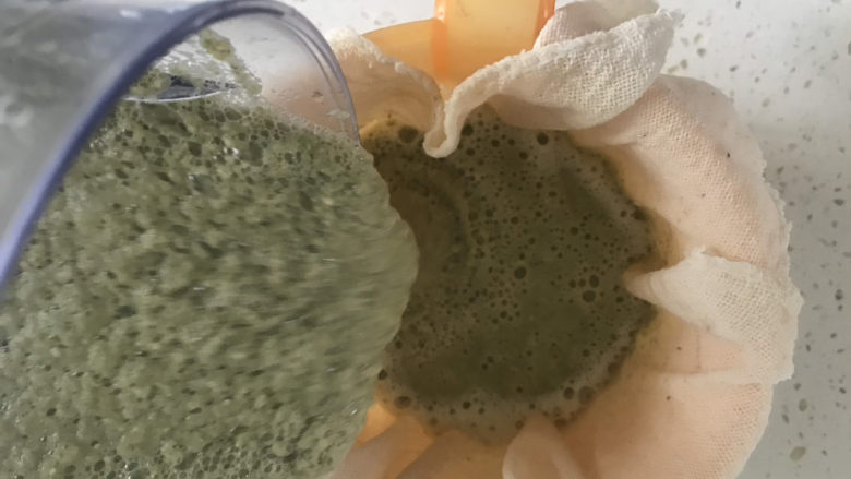 绿豆凉粉(纯手工),然后倒入纱布里