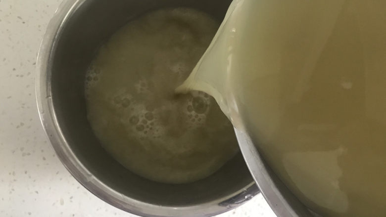 绿豆凉粉(纯手工),静置好后,倒出多余的水