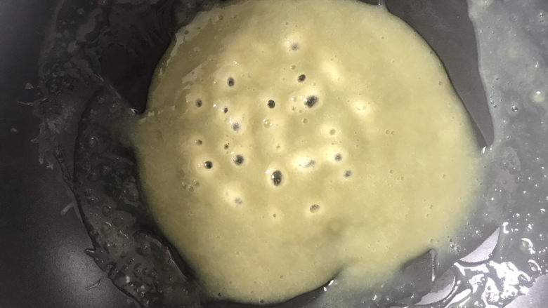 绿豆凉粉(纯手工),搅拌至鼓泡泡就可以关火