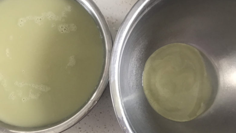 绿豆凉粉(纯手工),底部沉淀的就是绿豆淀粉,有点少
