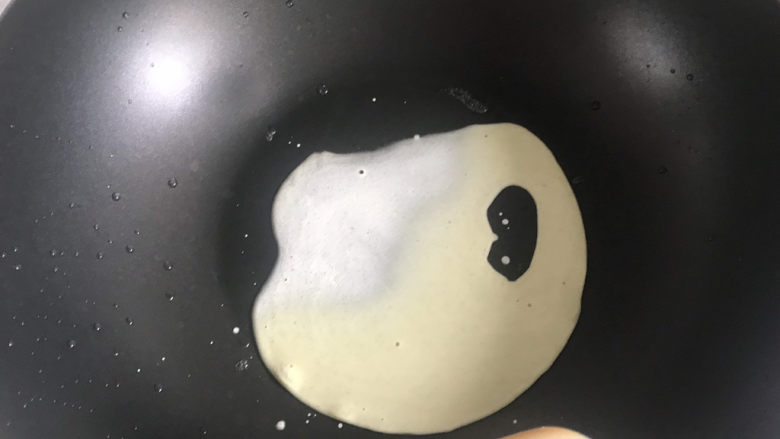 绿豆凉粉(纯手工),把绿豆淀粉浆倒入锅中