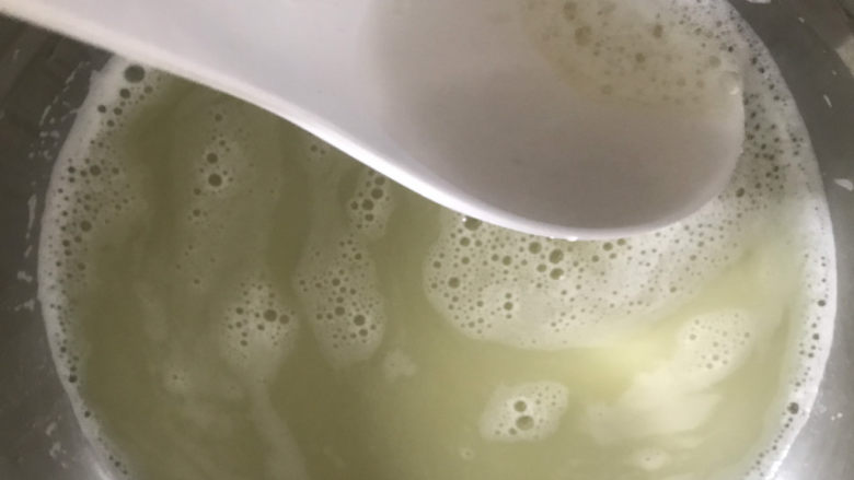 绿豆凉粉(纯手工),用勺子撇去绿豆水中的浮末,静置2小时以上