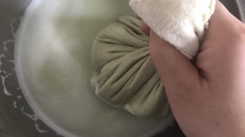 绿豆凉粉(纯手工),用纱布包裹住,收口扎紧,用手抓洗布袋,洗出绿豆中淀粉,像洗面筋一样