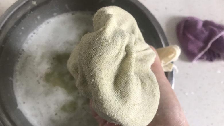 绿豆凉粉(纯手工),洗好后,布袋紧实,只剩豆渣了
