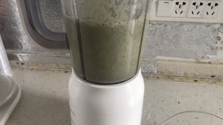 绿豆凉粉(纯手工),放入破壁机加入适量水打成绿豆浆,多打几遍更细腻