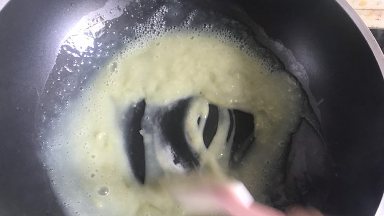 绿豆凉粉(纯手工),再加入200克刚刚倒出来的绿豆水,开小火,用铲子不停的搅拌