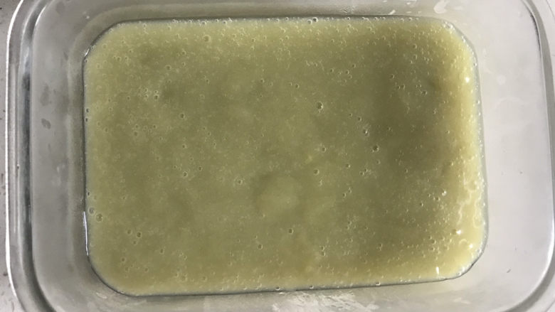 绿豆凉粉(纯手工),倒入容器中,自然冷却