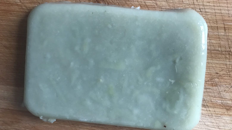 绿豆凉粉(纯手工),冷却好后,用手轻轻压一下四周,脱模,倒扣在菜板上,切成长条状