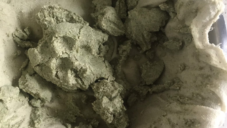 绿豆凉粉(纯手工),打开纱布,把豆渣取出来,这个豆渣可以用来
粗粮饼