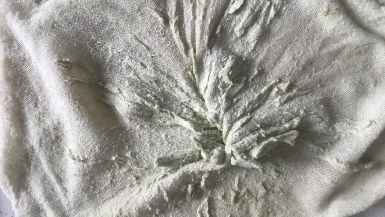 绿豆凉粉(纯手工),打开纱布,这次的豆渣比第一次细腻也少很多
