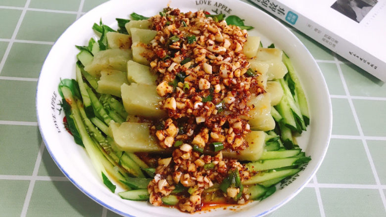 绿豆凉粉(纯手工),把蒜醋汁淋在凉粉上即可,绿豆凉粉完后!