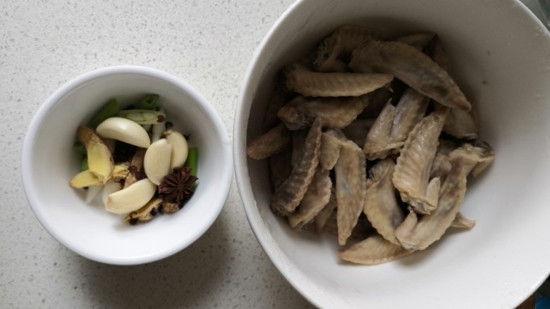 香辣鸡翅尖,焯好的翅尖用凉水冲干净,控干水份