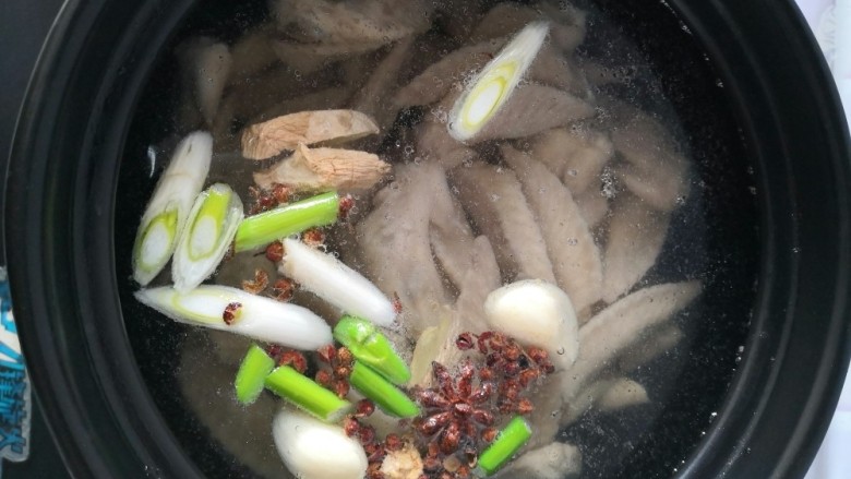 香辣鸡翅尖,另烧一锅水,水开后放入焯好的翅尖,加入葱,姜,蒜,花椒,<a style='color:red;display:inline-block;' href='/shicai/ 695'>八角</a>