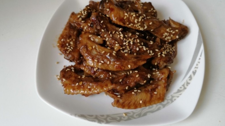香辣鸡翅尖,盛出装入盘中,撒上白芝麻即可