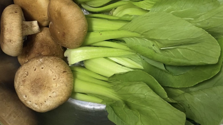 香菇炒青菜,准备好食材，然后清洗干净