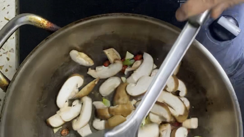香菇炒青菜,加入香菇,翻拌均匀
