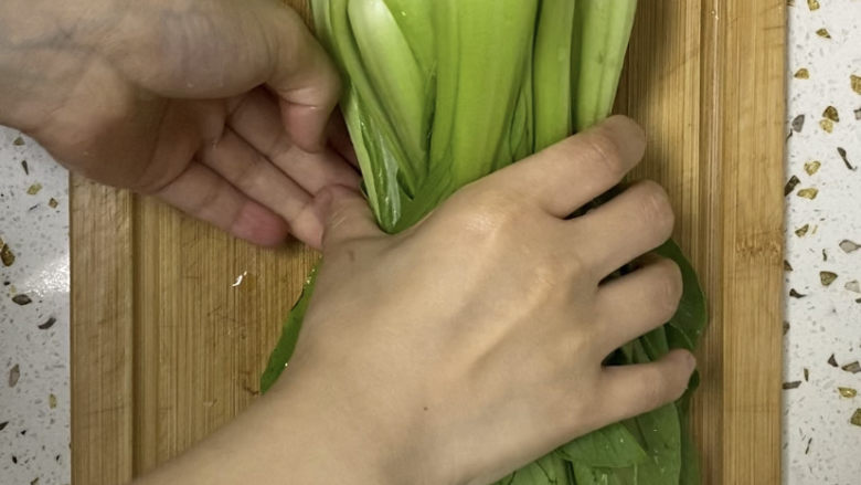 香菇炒青菜,准备6棵<a style='color:red;display:inline-block;' href='/shicai/ 6680'>小油菜</a>,清洗干净