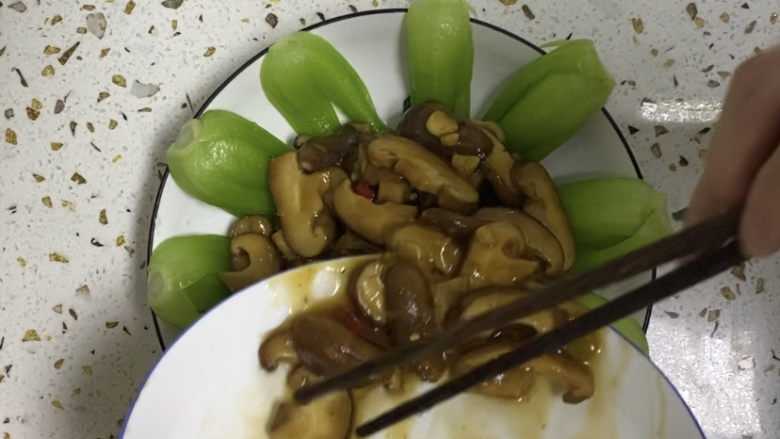 香菇炒青菜,最后将炒好的香菇倒入小油菜上面即可,吃的时候搅拌一下就可以了