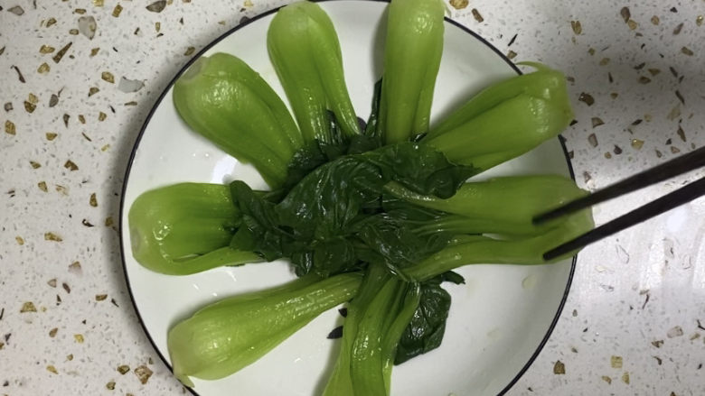 香菇炒青菜,小油菜摆入盘中