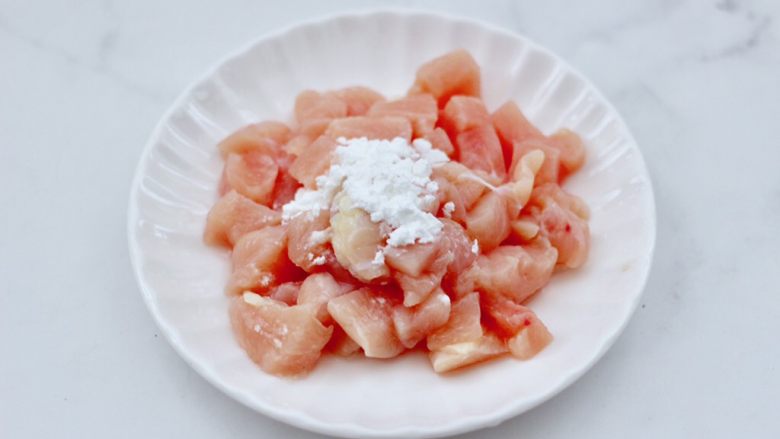辣爆鸡丁秋葵,<a style='color:red;display:inline-block;' href='/shicai/ 101'>鸡胸肉</a>洗净后切丁,先加入淀粉,这样能锁住鸡肉的水分,炒出来的鸡肉鲜嫩多汁不发柴。