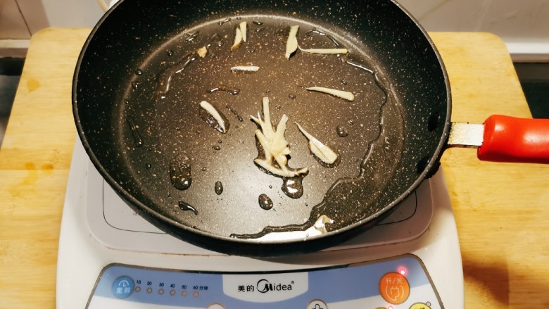 秋葵炒虾仁,起油锅放入食用油,油热后放入姜丝炒出香味。