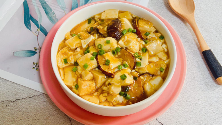 香菇炖豆腐,香菇炖豆腐鲜香味美、营养丰富!