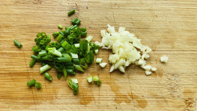 香菇炖豆腐,葱花、蒜末