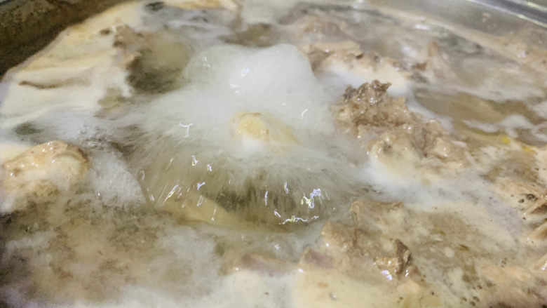 老鸭煲,大火煮开,5分钟后捞起