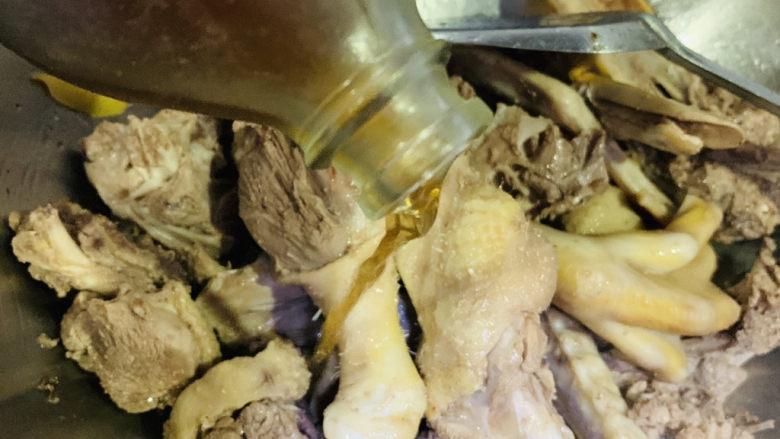 老鸭煲,加料酒,继续翻炒