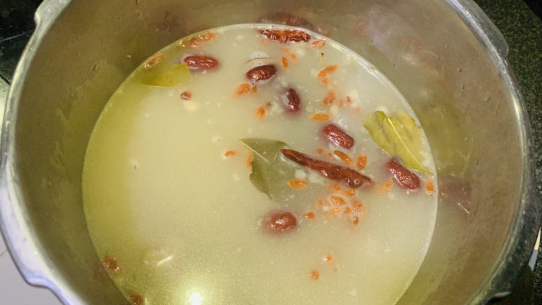 牛杂汤,倒入高压锅,大火上汽,中小火20分钟