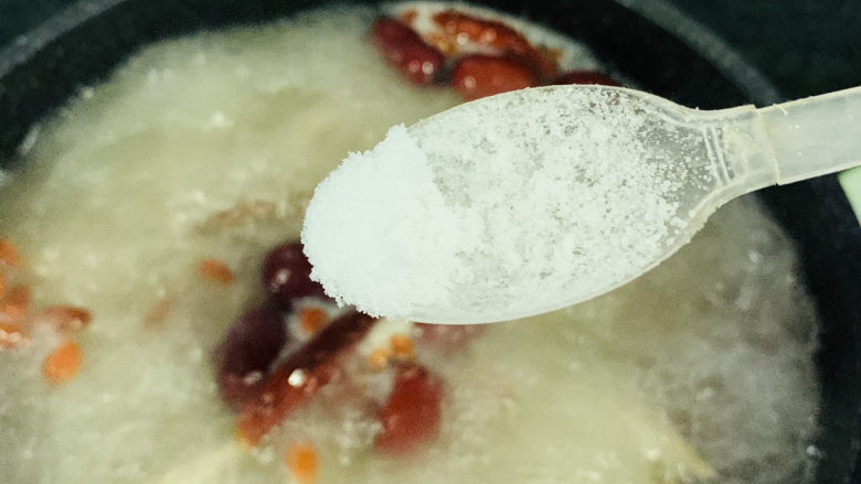 牛杂汤,加少许盐,搅拌均匀调料