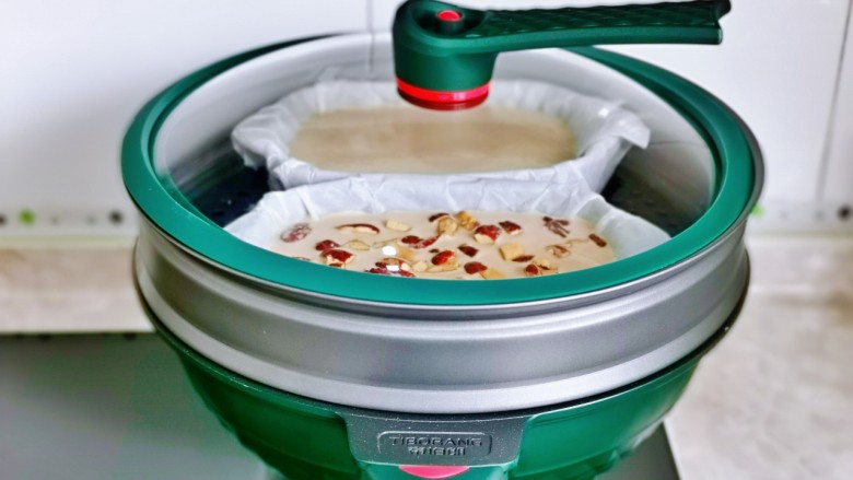 红豆糯米糍,盖上盖子大火烧开,转中火蒸30分钟,做了两份,另一份是红枣味的呦。