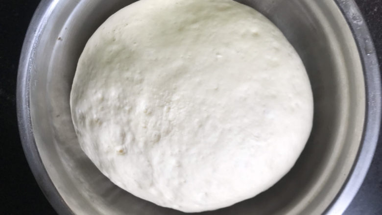 彩色绣球豆沙包,发酵的面团体积明显变大,取出揉面排气,分成四等份