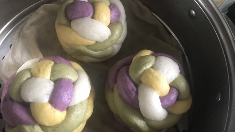彩色绣球豆沙包,蒸好关火,焖3分钟开盖