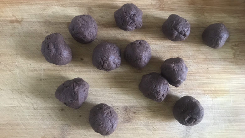 彩色绣球豆沙包,豆沙分成30克一个,搓圆