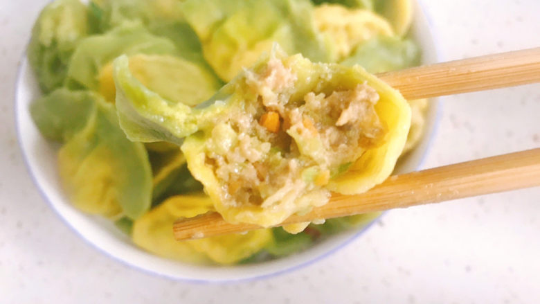 彩色芹菜猪肉饺子,味道鲜美，好看又好吃😋