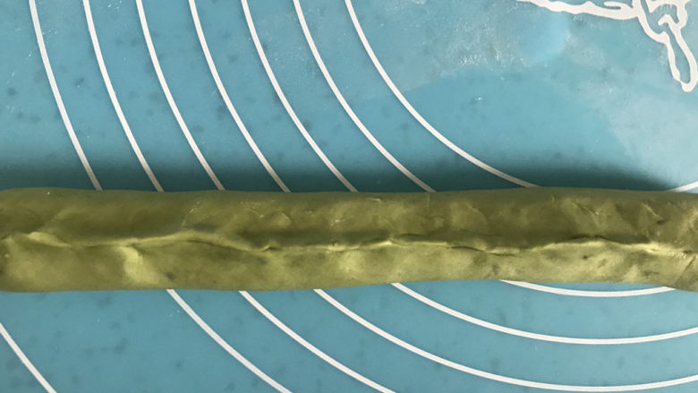 彩色芹菜猪肉饺子,包住,再搓均匀