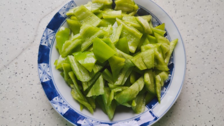 青椒炒香干,泡好的青椒洗净,切成小块
